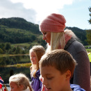 Kronprinsparet tok turstien i bruk sammen med barn fra 2. og 7. trinn (Foto: Terje Bendiksby / NTB scanpix)